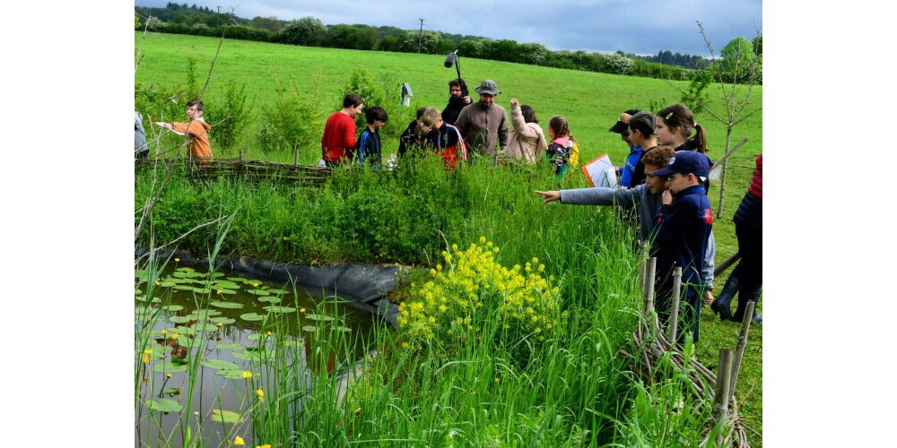 avecleducateuralenvironnementregisroussellesecoliersdauthoisonontmontredansunevideopromotionnellelesairesterrestreseducativesphotodarchiveshubertlachat1736778858.jpg